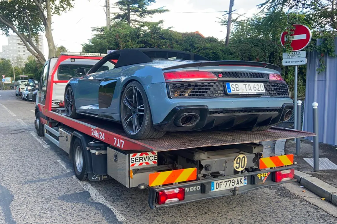 Audi R8 chargée sur la dépanneuse Delux’ Dépannage