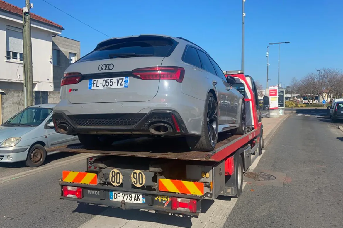 Audi RS6 chargée sur la dépanneuse Delux’ Dépannage