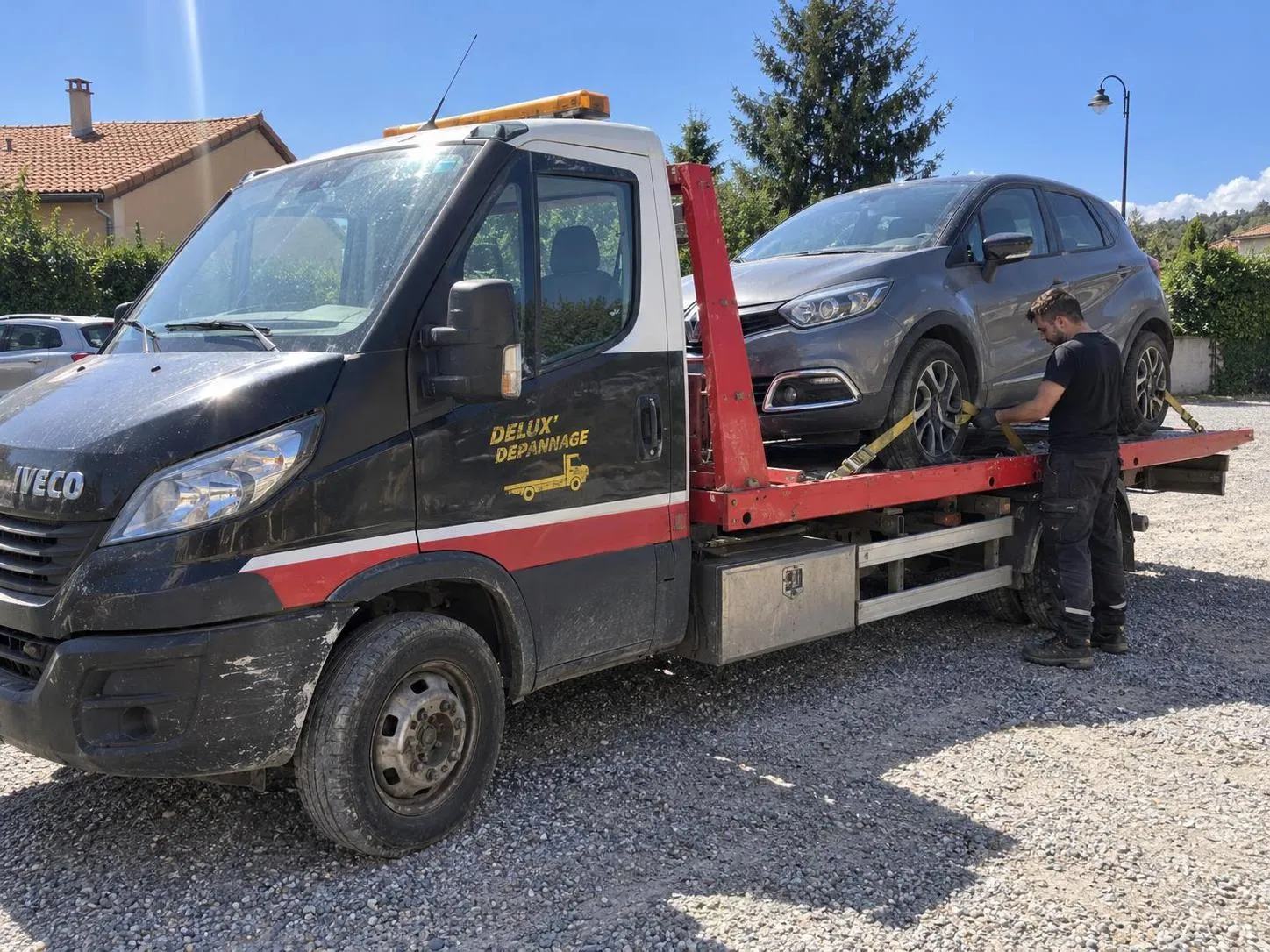Dépanneur Delux’ Dépannage sanglant une voiture sur le plateau