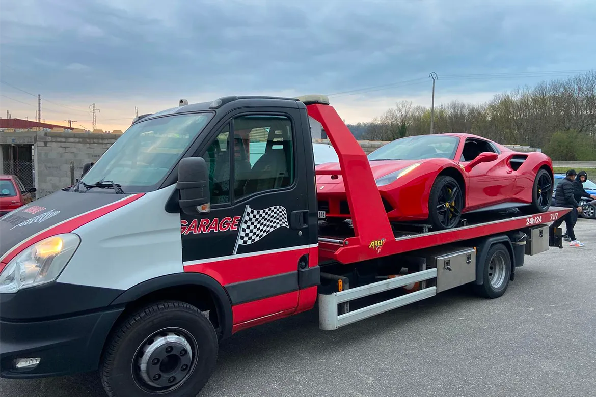 Ferrari rouge chargée sur le plateau