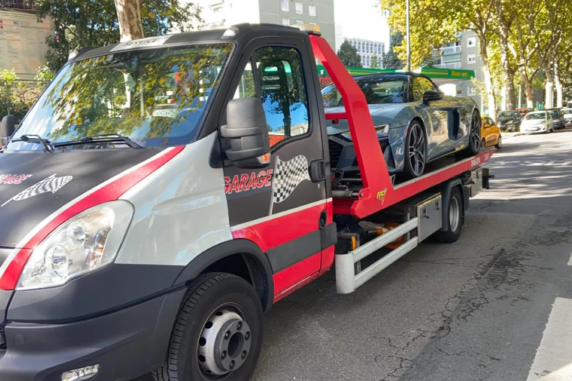 Mercedes AMG chargée sur la dépanneuse Delux’ Dépannage