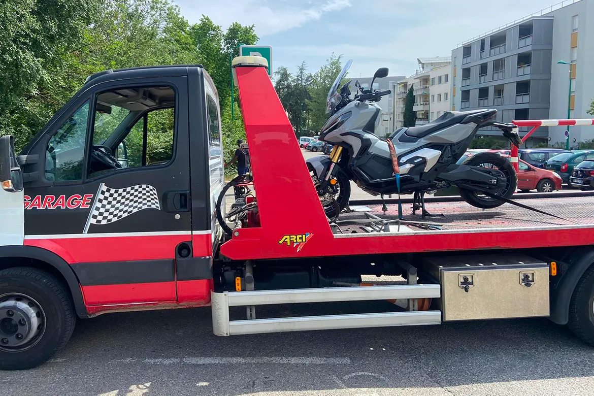 Moto chargée sur la dépanneuse Delux’ Dépannage