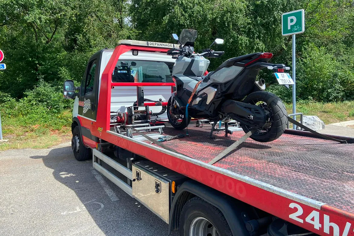 Véhicule remorqué par Delux’ Dépannage à Bron