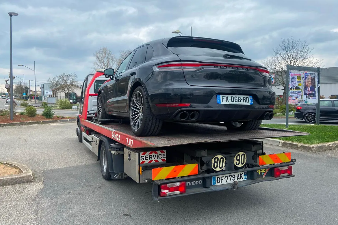 Porsche Macan, vue arrière chargée sur la dépanneuse Delux’ Dépannage