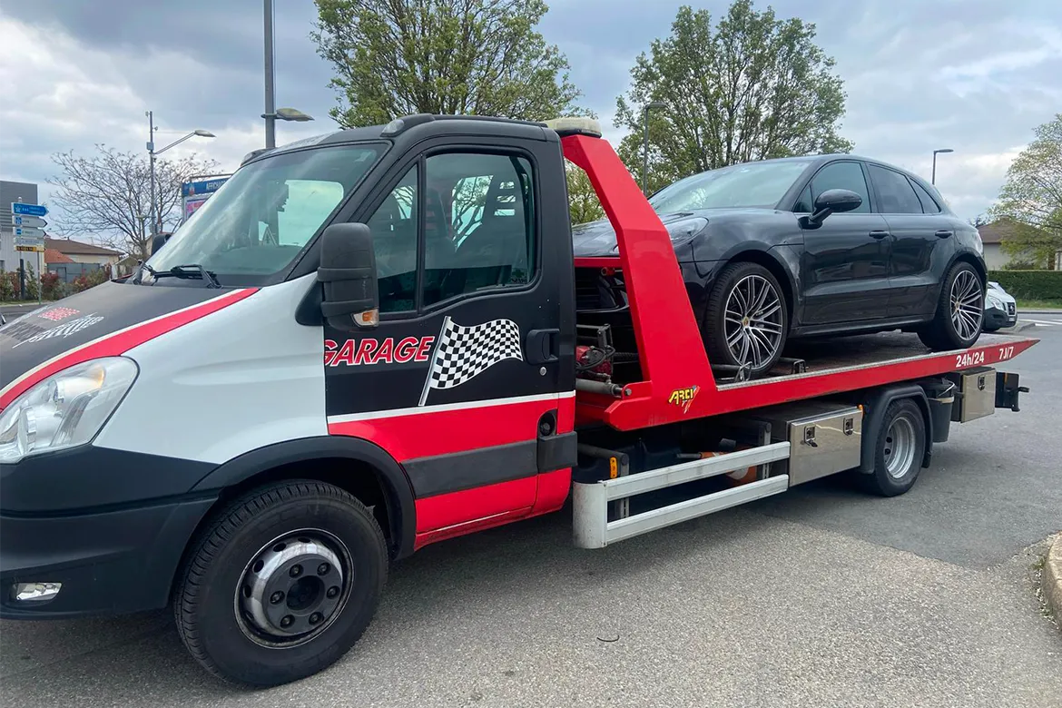 Porsche Macan transportée sur plateau
