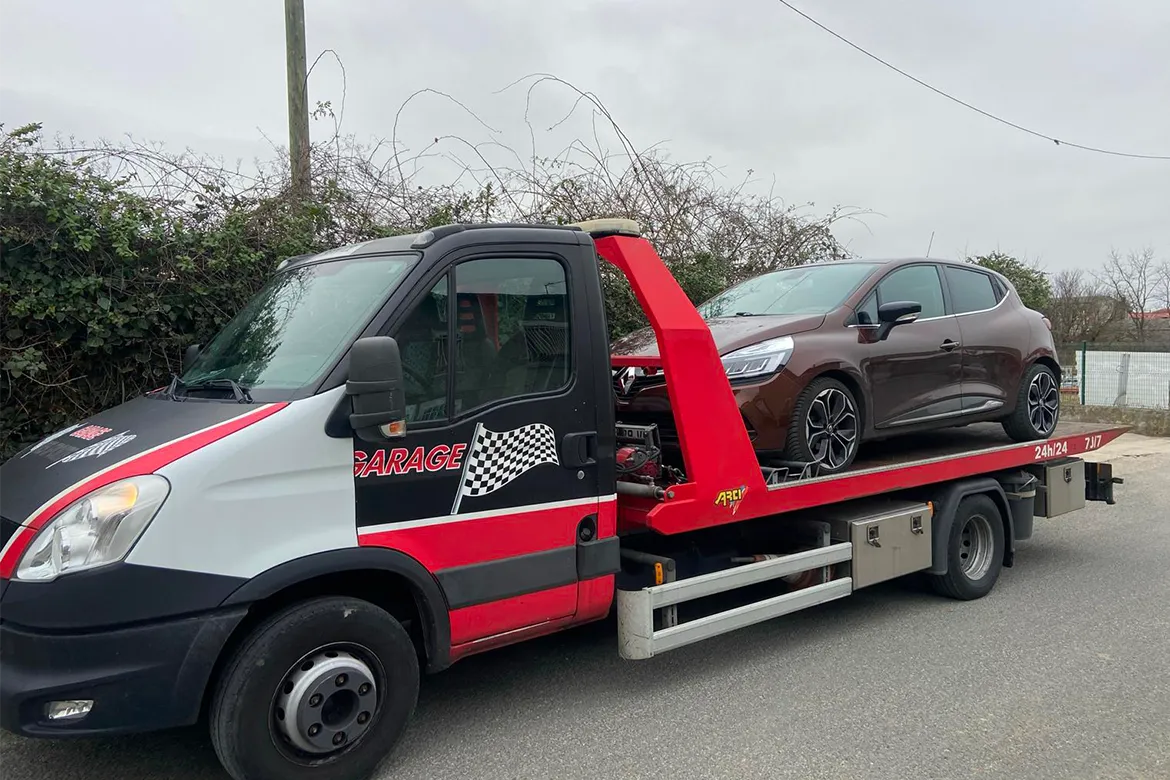 Renault Clio chargée sur la dépanneuse Delux’ Dépannage