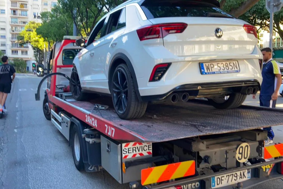 Volkswagen T-Roc chargée sur la dépanneuse Delux’ Dépannage